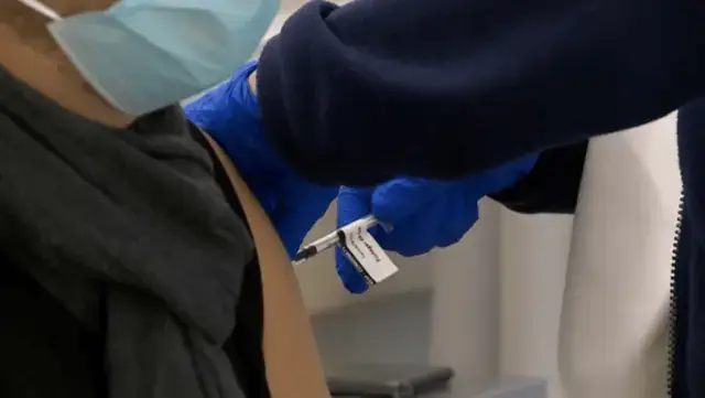 Três pessoas burlaram sistema para tomar terceira dose de vacina Covid no Brasil