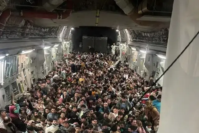 Afegãos tentam fugir de Cabul em aviões americanos