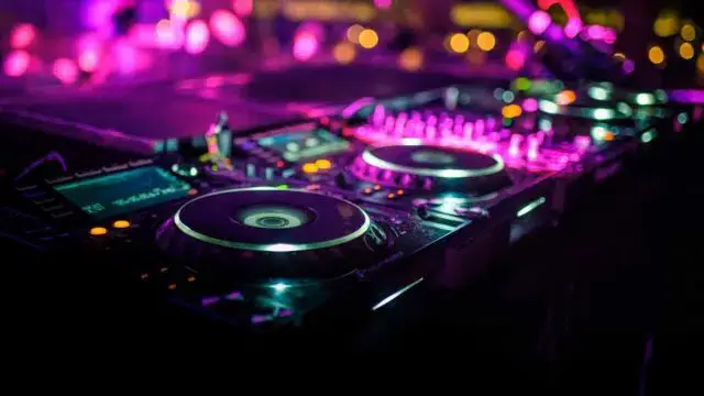 Autoridades portuguesas interromperam festa ilegal com 100 pessoas