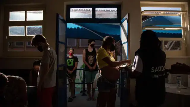 Brasil reportou 33.933 casos e 966 óbitos por covid-19 nas últimas 24 horas