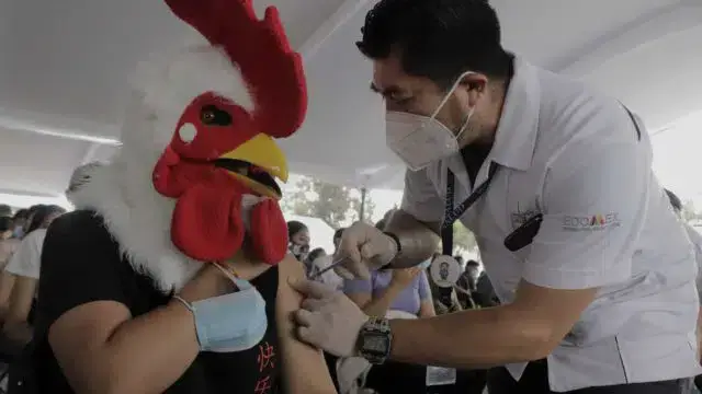 Jovens usam disfarces para receberem vacina no México