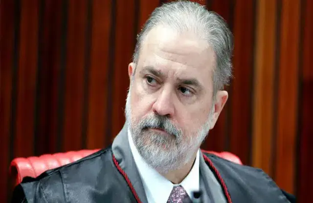 Presidente do Brasil está ser investigado por suspeitas de fraude sobre as urnas electrónicas