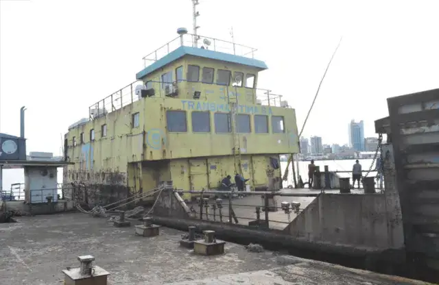 Reduziu a frequência de travessia de barco entre Maputo e KaTembe