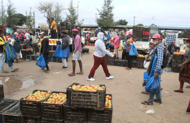 Vendedores retalhistas coercivamente retirados voltaram a ocupar passeios no Grossista do Zimpeto