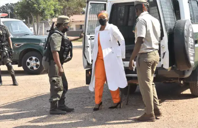 Ângela Leão paralisou tribunal na BO vestida de forma extravagante