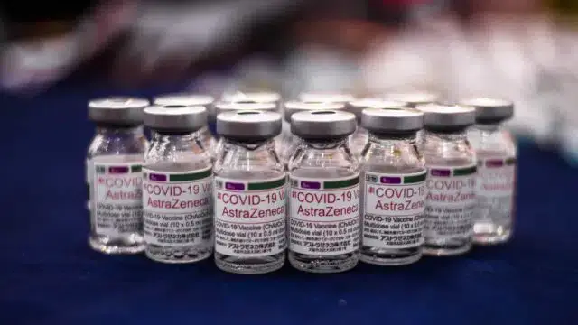 Aplicação de segundas doses no Brasil ficou suspendida devido a falta de vacinas