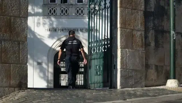 Homem cometeu oito crimes depois de ter sido libertado da prisão devido à Covid-19 em Portugal