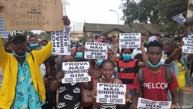 Jovens angolanos protestam política de acesso ao ensino superior em Angola
