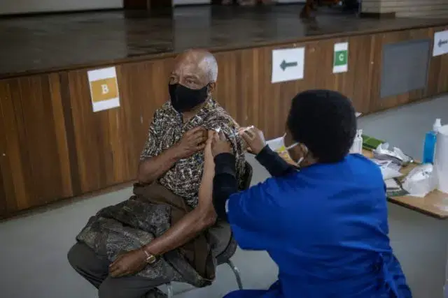 União Africana acusa líderes mundiais de incumprimento da promessa de compartilhar vacinas contra covid-19