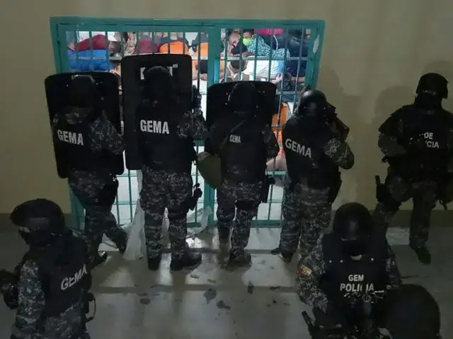 Cerca de 400 policiais combatem motim para controle da prisão no Equador