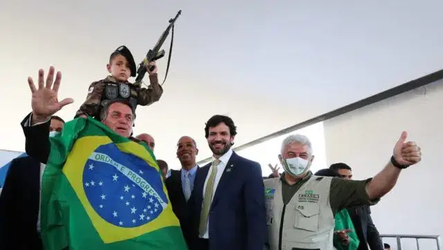 Jair Bolsonaro foi criticado pela ONU por foto com criança fardada a militar