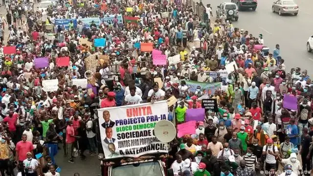 Jovens protestaram em apoio ao líder da oposição à presidência da UNITA em Angola