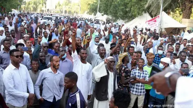 Manifestantes exigem a demissão do primeiro-ministro no Sudão