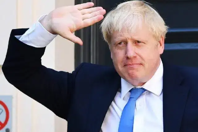 Boris Johnson desculpou-se após não usar máscara em visita a Hospital