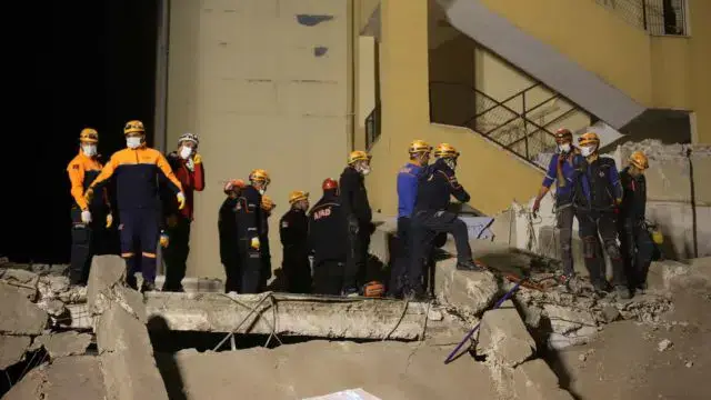 Edifício ruiu deixando 21 pessoas feridas na Turquia