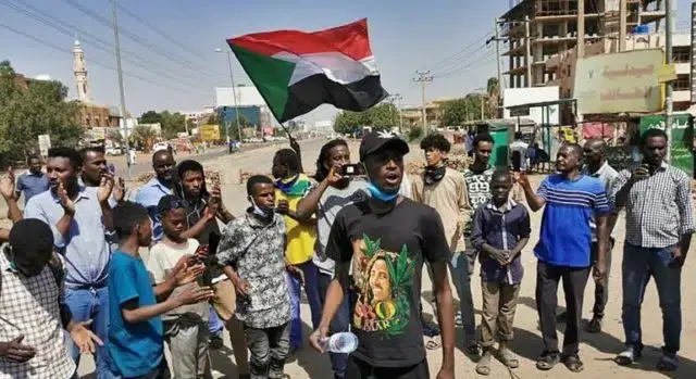 Forças de segurança sudanesas atiraram gás lacrimogéneo sobre manifestantes