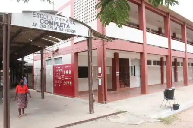 Mais de 200 escolas primárias serão requalificadas para secundárias no país