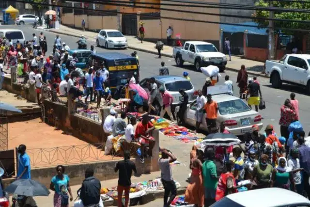 Vendedores informais invadiram na rua para comércio em Nampula