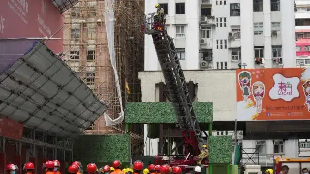 Mais de 300 pessoas ficaram presas num shopping devido a incêndio na China