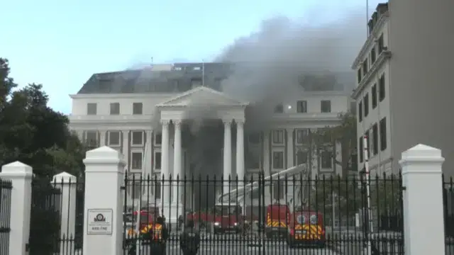 Parlamento sul-africano ficou deflagrado devido a incêndio