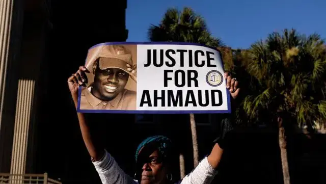 Três homens foram condenados a prisão perpétua por matar jovem negro nos EUA