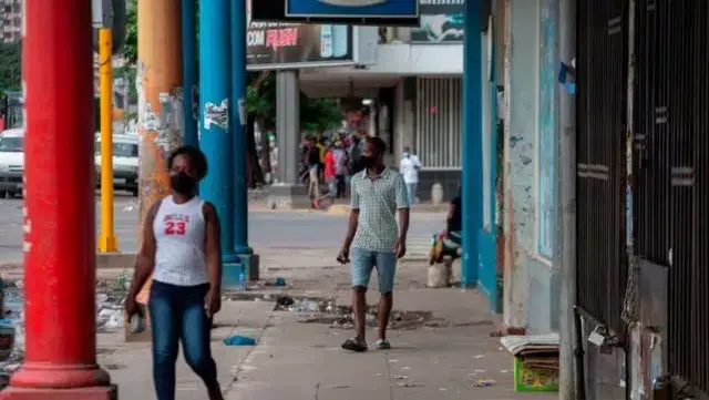 Agentes da PRM foram filmados a agredir homem algemado na via pública em Maputo