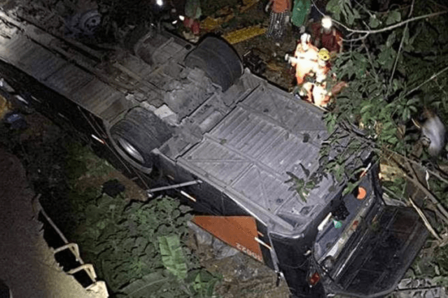 Autocarro que transportava equipa de futebol cai de uma ponte no Brasil