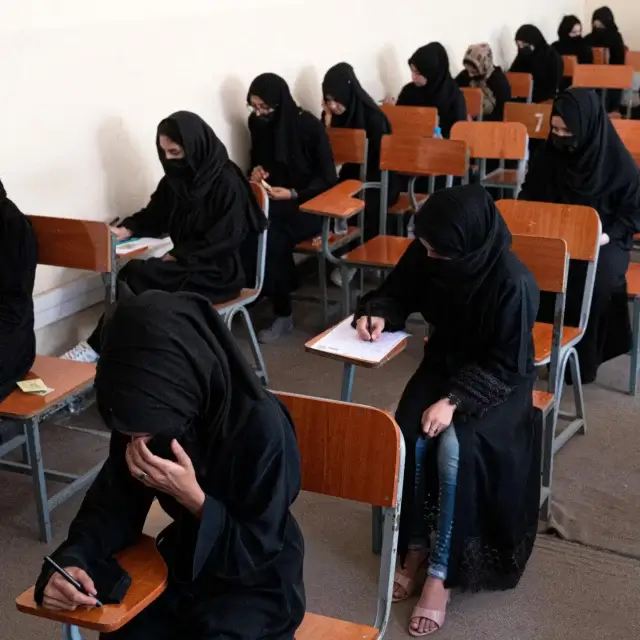 Mulheres afegãs deixam de poder fazer exames de acesso à universidade