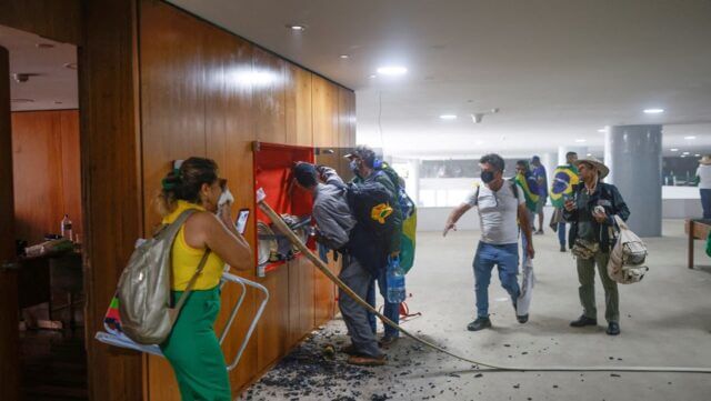 Libertados 102 suspeitos de participarem na tentativa de golpe de estado no Brasil