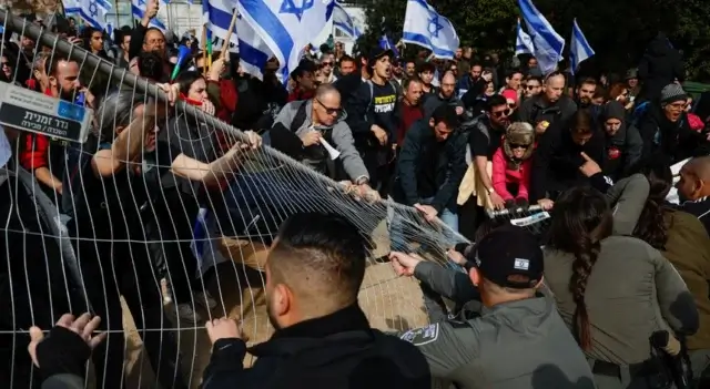 Milhares de israelitas na rua contra reforma judicial de Bibi Netanyahu