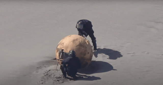 Misteriosa bola de ferro de 1,5 metro é encontrada em praia do Japão
