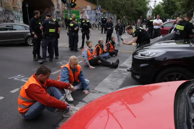 Ativistas ambientais voltam a bloquear o trânsito no centro de Berlim