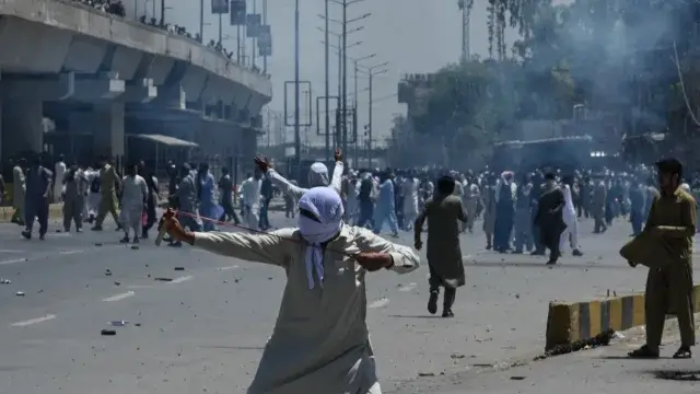 Mais de mil pessoas detidas em manifestações no Paquistão