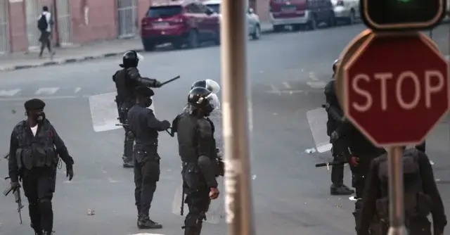 Polícia angolana dispersa taxistas que protestavam contra o preço da gasolina