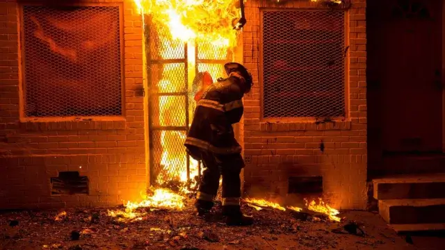 Quatro crianças morrem num incêndio em edifício nos EUA.