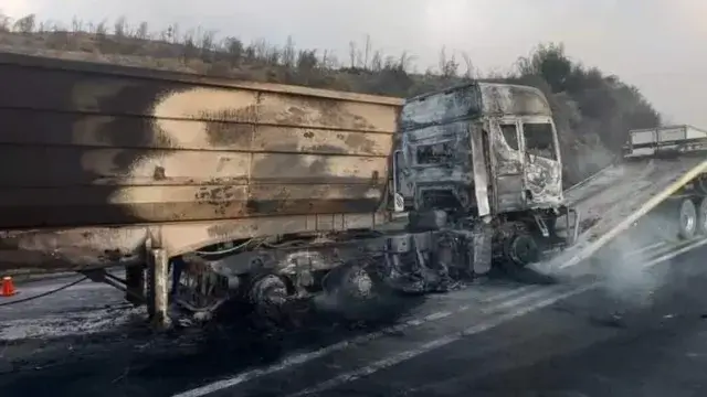 Polícia sul-africana no encalço de 12 pessoas suspeitas de envolvimento no incêndio de camiões