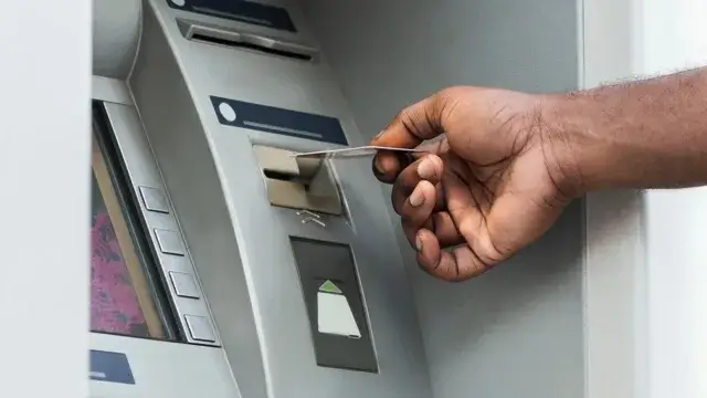 Indivíduo detido após trocar cartões bancários na ATM