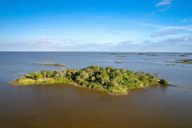 Empresário rouba quase R$ 40 milhões de fundos e compra ilha na Flórida