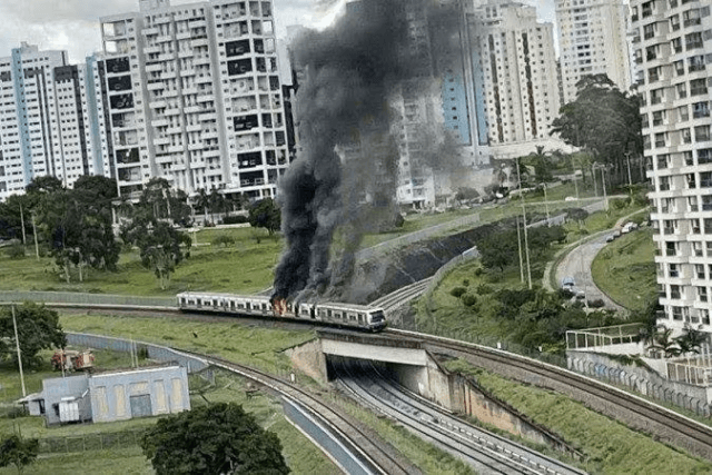 Incêndio destrói carruagem de trem em Brasília