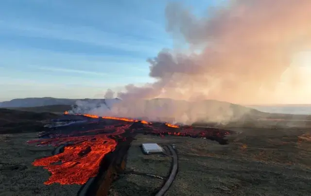 Islândia- Vulcão entra em erupção em Grindavik, e lava invade cidade