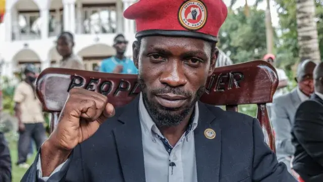 Líder da oposição ugandesa colocado em prisão domiciliária por protestar contra má qualidade das estradas