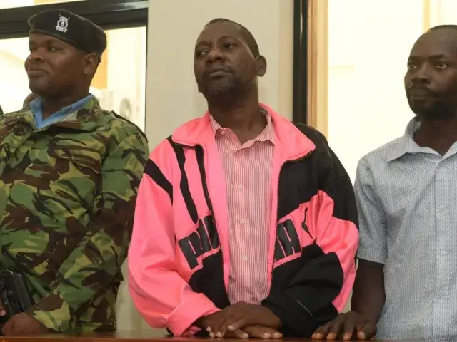 Pastor Paul Mackenzie acusado de homicídio involuntário e outros crimes no Quénia