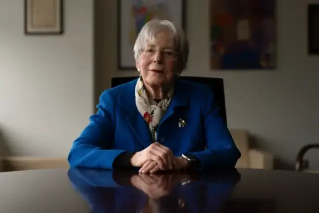 Doação de 1 bilião de dólares de ex-professora torna faculdade de medicina gratuita