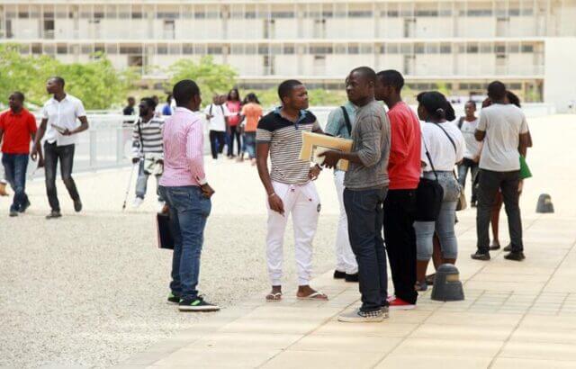 Angola reduz financiamento para bolsas de estudo no estrangeiro devido a problemas financeiros