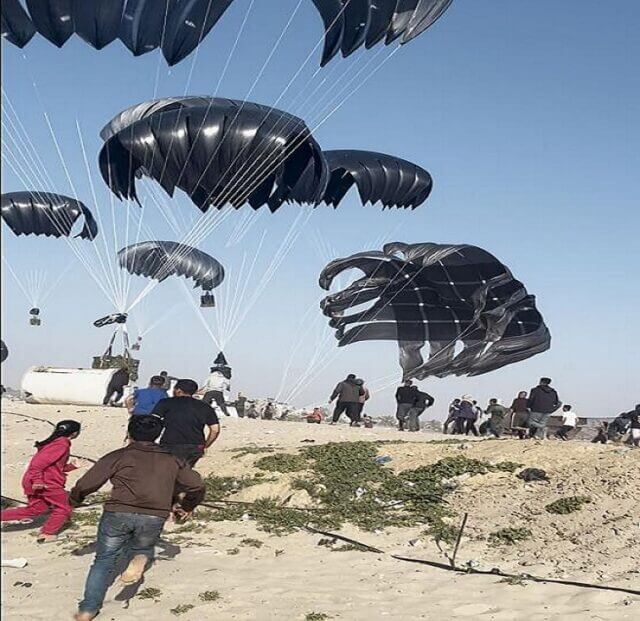 Aviões militares dos EUA lançam 38 mil refeições em Gaza através de paraquedas