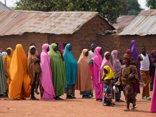 Crianças raptadas na Nigéria são recebidas pelas autoridades locais