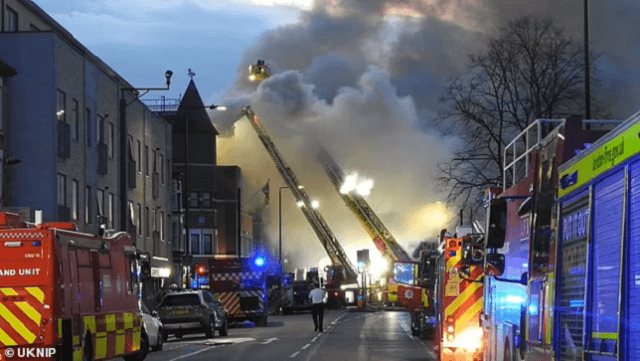 Incêndio na esquadra de Londres mobiliza mais de 175 bombeiros