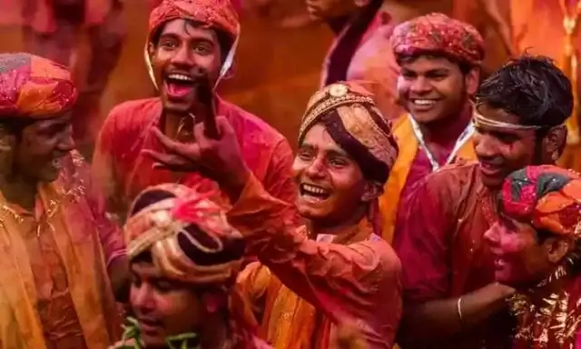 Indianos festejam o festival das cores para dar as boas-vindas à primavera