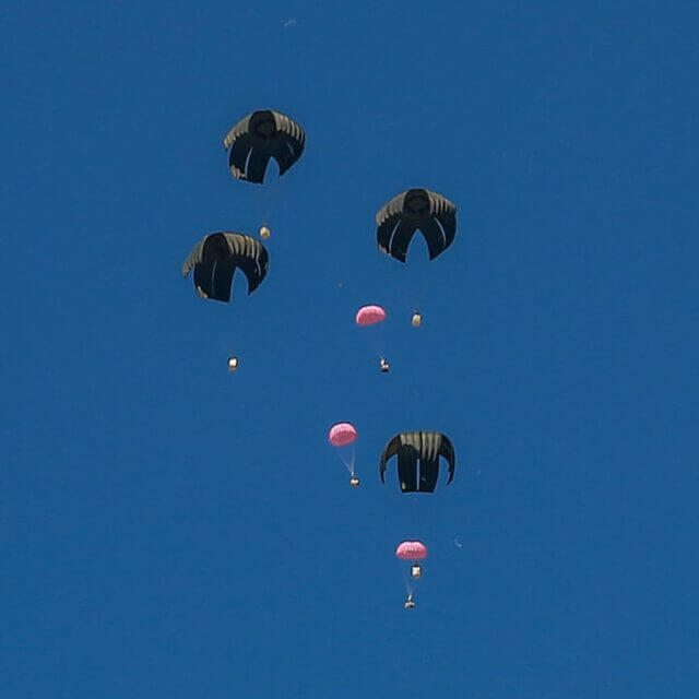 Lançamento de ajuda humanitária em Gaza resulta em cinco mortes