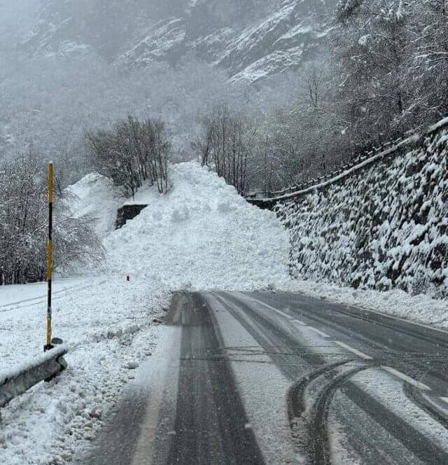 Neve bloqueia estradas e isola mais de 6.000 pessoas no Norte de Itália